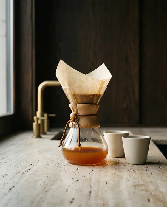 Chemex cu filtru de hârtie, cafea pentru două persoane.